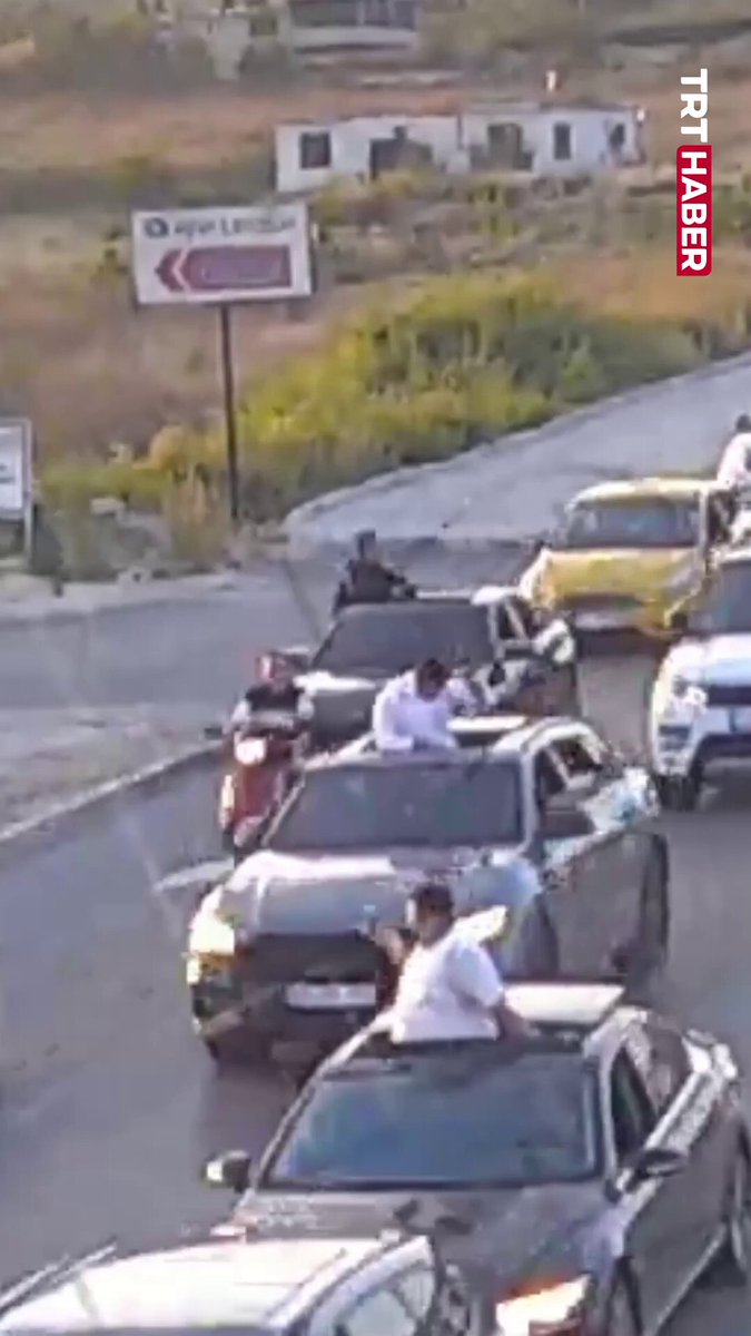 Mersin’de düğün konvoyunda yolu kapatan 7 sürücüye toplam 695 bin 862 lira ceza verildi. Sürücülerin ehliyetlerine 2 ay el konuldu, araçları da 60 gün trafikten men edildi.