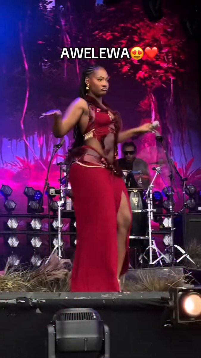 Tems is a proof that you can dress fully covered and still be sexy af🥹😍