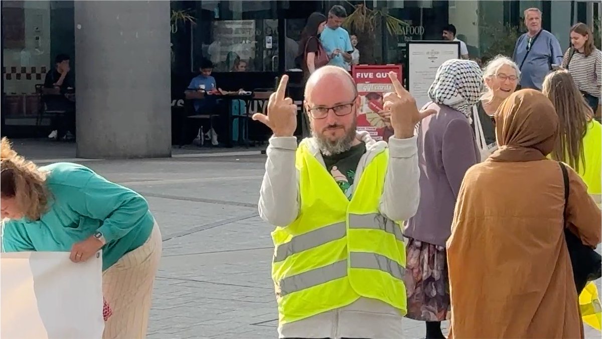 Een kleine 20 man heeft zich uit nu toe verzameld onder het Bollendak in Utrecht.