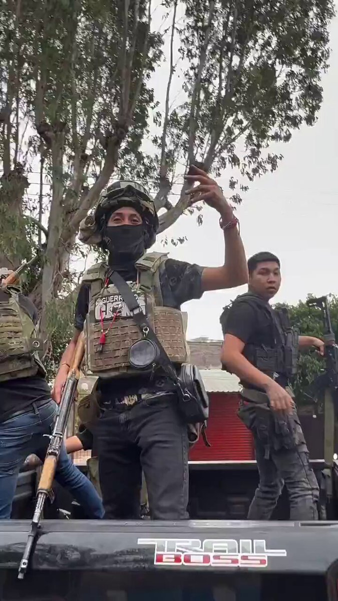 Soldados abatieron en Cotija, Michoacán a tres de los Sicarios del CJNG que aparecieron en un video realizando un retén hace unos días, el resto de gatilleros robo coches para bloquear caminos y huir, LEE MÁS AQUÍ 👇👉