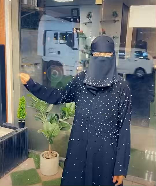 اللي صممت العباية والنقاب اتمنى ينقرض فنك كل ما جاك الإلهام تكفين لا تصممين انشغلي بحاجه ثانيه 😵‍💫