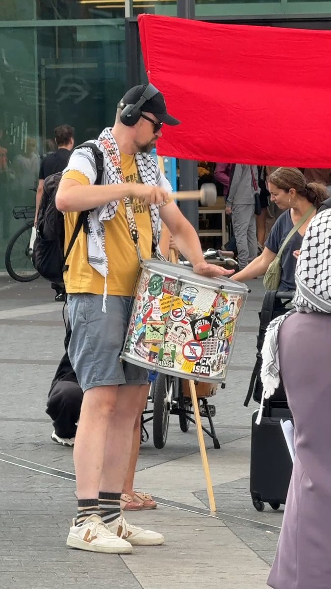 Herman de trommelaar is er ook bij vanavond.