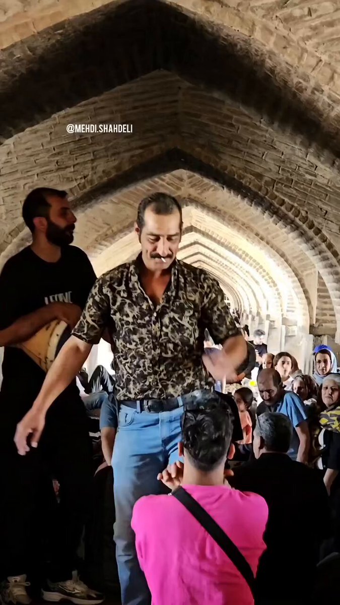 این آقاهه که داره می‌رقصه انگار هوش مصنوعیه