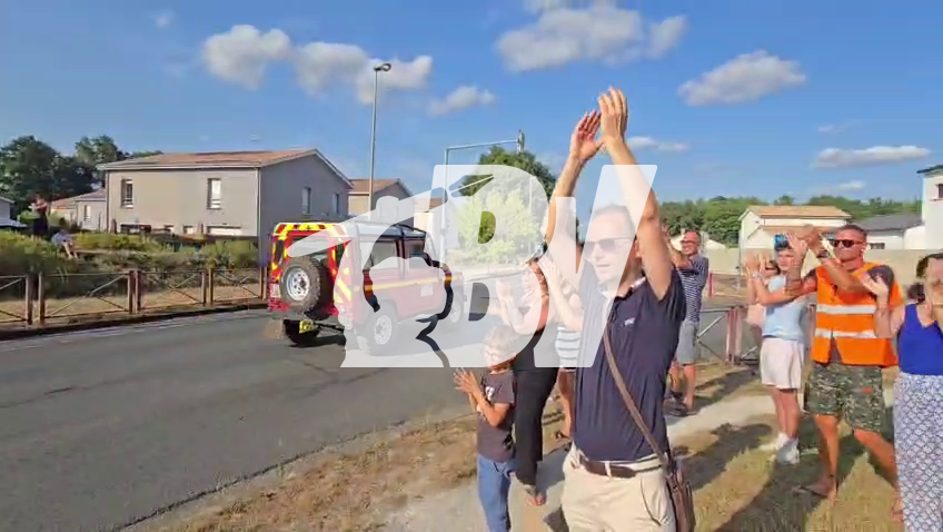 « Merci les pompiers ! » Des habitants de communes évacuées à cause des incendies en Gironde applaudissent au passage des véhicules de pompiers. 📸 Jean Bexon