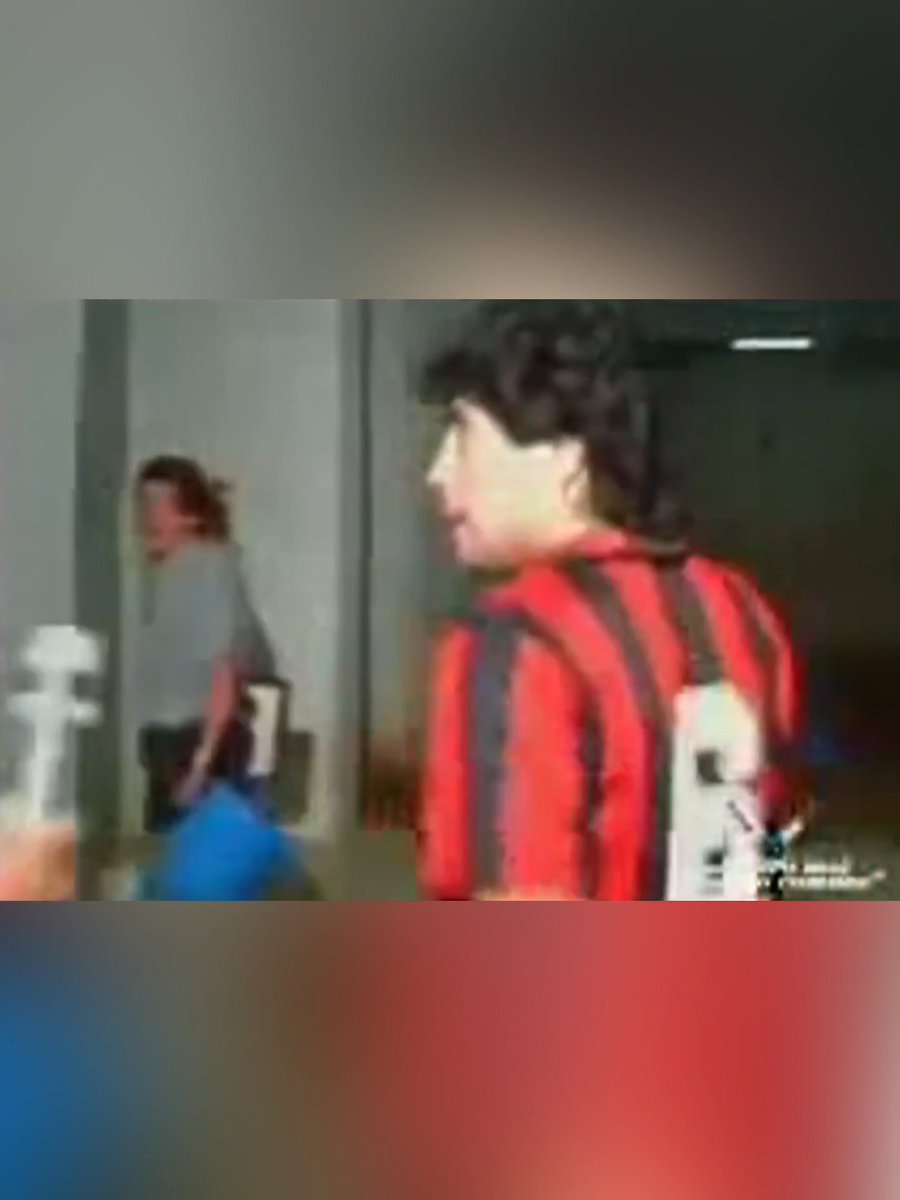 Pfff, qué video 🥹 El día que Diego Armando Maradona y Franco Baresi intercambiaron camisetas después de un Napoli vs Milan. Esto dijo el Diego: "Es el mejor defensor, esta camiseta será un recuerdo que guardaré por el resto de mi vida".