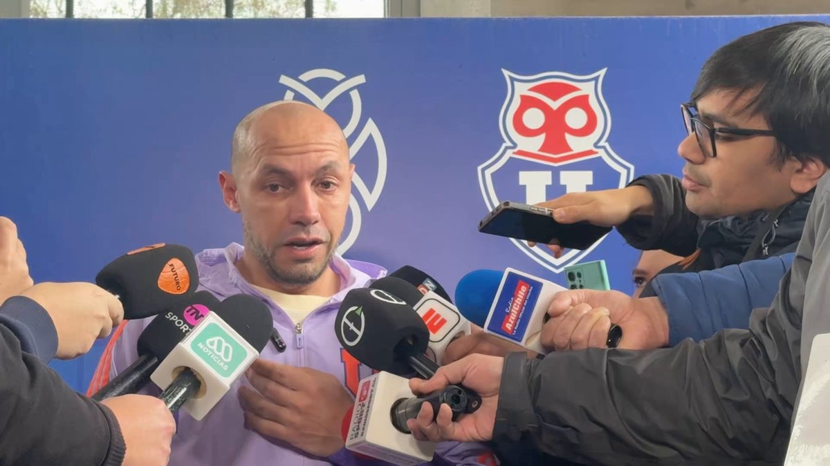 El capitán de Universidad de Chile, Marcelo Díaz, en el punto de prensa realizado en el Centro Deportivo Azul posterior a la conferencia del técnico azul, Fernando Gago, se refirió al alza de las entradas impuestas este año. #VamosLaU #LocuraTotal 🔵🔴🤘🏻