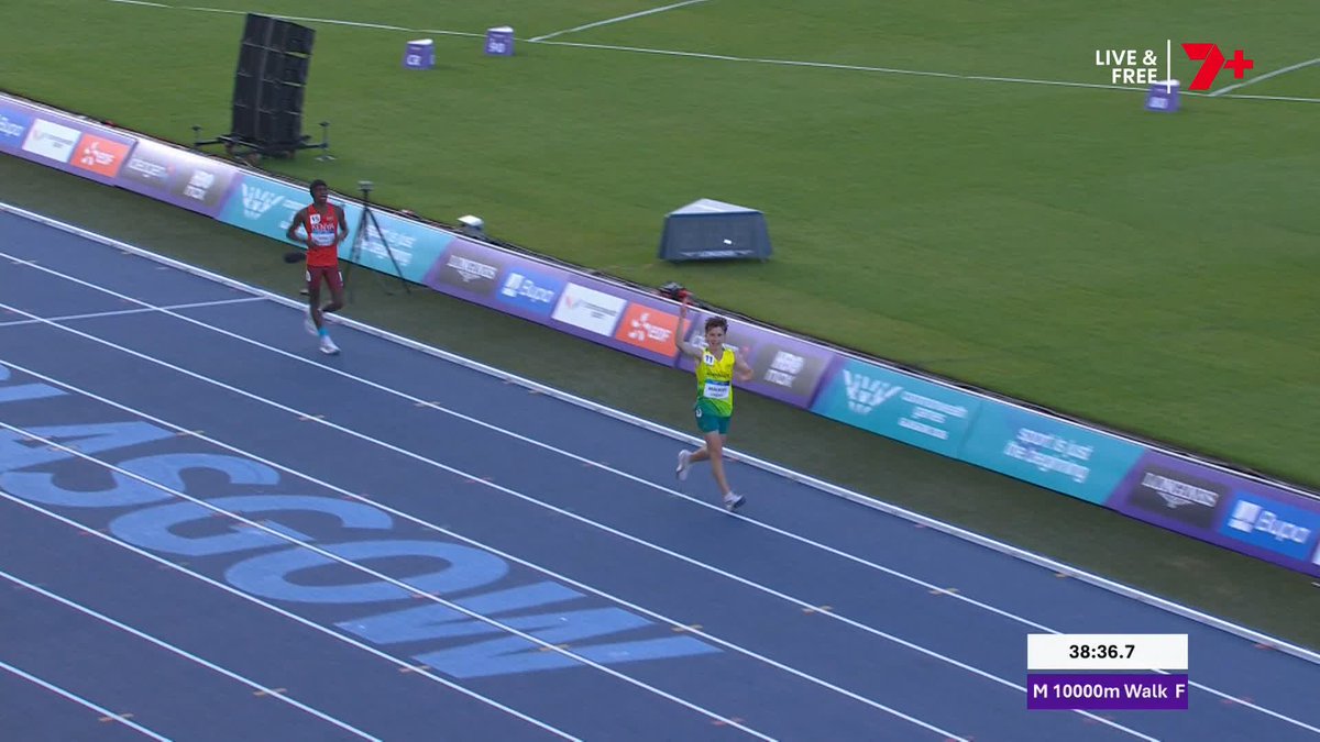 GET UP FOR ISAAC BEACROFT! The 19-year-old wins the 10,000m Walk after a brilliant final lap!
