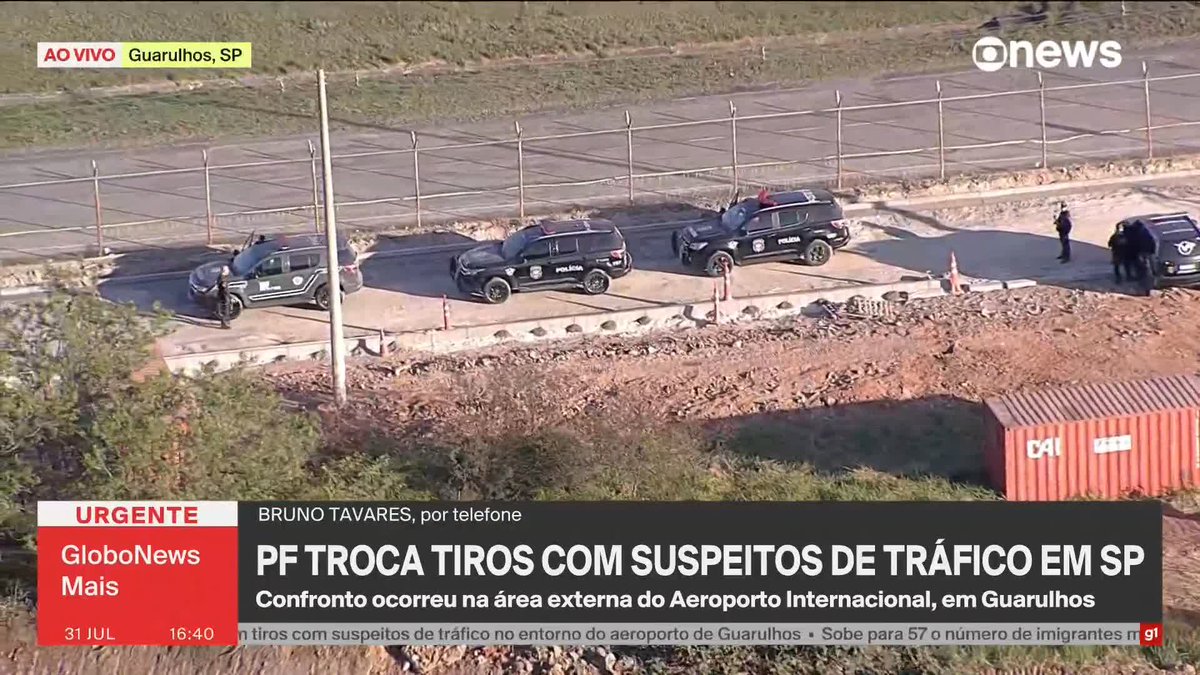 Suspeitos de tráfico que trocaram tiros com a PF em SP nesta sexta-feira (31) estariam tentando levar carregamento de drogas para área restrita do Aeroporto de Guarulhos. Nenhuma prisão foi feita até agora. ➡ Assista à #GloboNews ao vivo: #GloboNewsMais