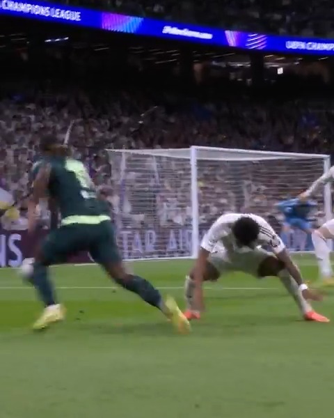 Doku is a better pure winger than Vini Jr. You can keep the bigger name. I'll keep the better nightmare for defenders. The eye test will always beat the PR test.👇