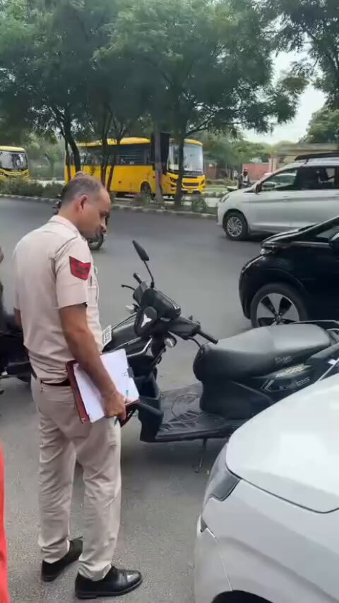 सोचो आपकी गाड़ी पे नंबर प्लेट न हो काले शिशे चढ़े हो तो क्या आपका चालान होगा या नहीं जवाब है होगा अब वर्दी में हो तो क्या नहीं होना चाहिए नियम तो सबके लिये एक सा होगा न?