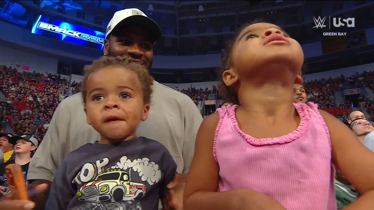 SO great to see Micah Parsons and the Green Bay Packers enjoying #SmackDown! 🙌