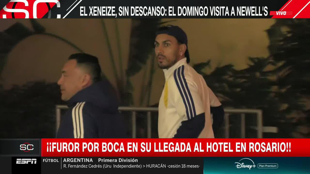 ¡FUROR POR BOCA EN ROSARIO! El Xeneize llegó al hotel y Paredes junto a todo el plantel tuvieron unos minutos para los hinchas presentes. 📺 #SportsCenter | #DisneyPlus Plan Premium