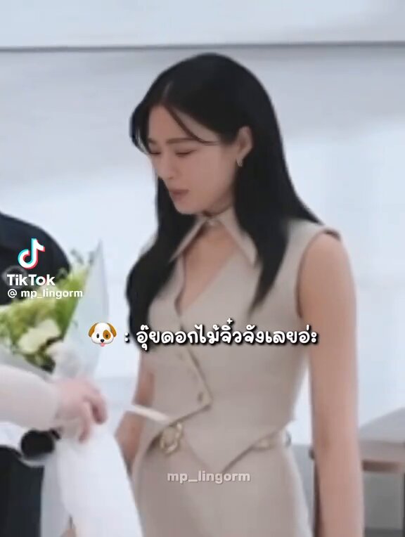“ ดอกไม้จิ๋วจังเลย มันเล็กไปหน่อย ไม่สมฐานะ ” “ แต่ดอกไม้ไม่ใหญ่เท่าของพี่หรอกนะ ของพี่คือซุปเปอร์ไซส์ ” “ ของพี่เป็นช่อใหญ่ที่สุด เกิดมายังไม่เคยมีคนซื้อช่อใหญ่ขนาดนั้นให้เลย โคตรน่ารัก ” คับพี่ สมการนี้ใครจะสู้หลิงหลิง คอง ได้ มอบรางวัลรักแฟนที่สุดในโลก #วาดฝันวันวิวาห์EP7