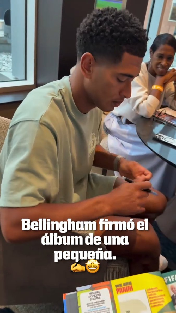 Jude Bellingham le hizo el día a una pequeña a la cual le firmó su estampa del álbum del mundial.🤩✍️🥹 (Vía @ocrealtor_ca/ig)