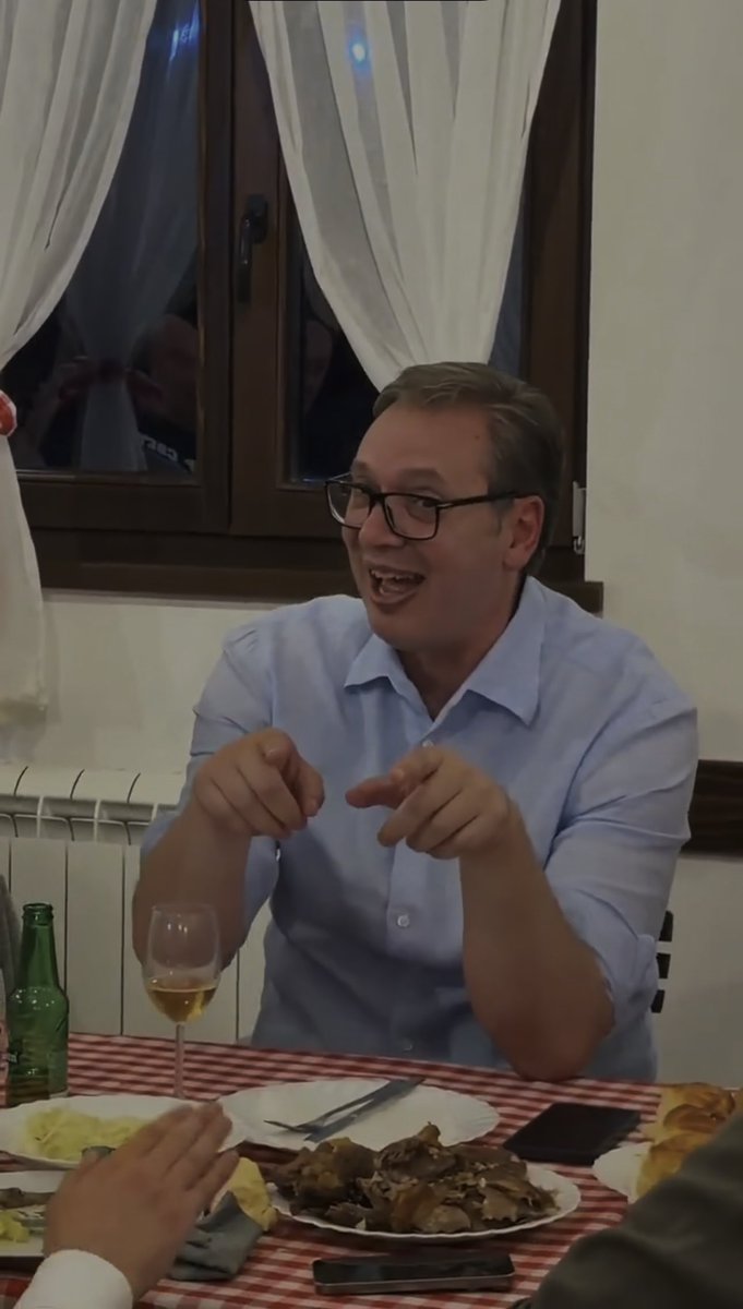 Običan “čovek” iz naroda Voli ptice, kafane i žene Boemčina A u stvari, poslednja igra mečke Božane pod šatrom…