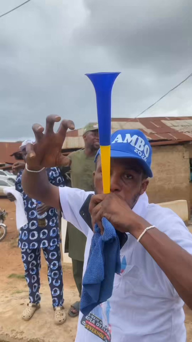 Asiwaju Munirudeen Bola Oyebamiji (Bola Oyebamiji), the Gubernatorial Candidate of the APC (APC Nigeria) in Osun State was at Ilobu, Osogbo, and Orolu to woo voters. The momentum is on our side. The Dancing Governor Ademola Adeleke is gone. AMBO is coming 💙✌🏽❤️.