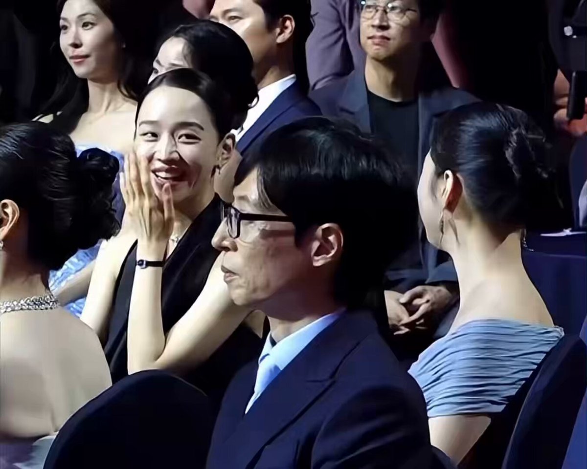 신혜선 김고은 대화도나눈거믿기지않네.. 무슨 대화 하셧어요 (뒤에 지안언니한테 눈알 굴리는 서지수까지 이 영상 개좋음