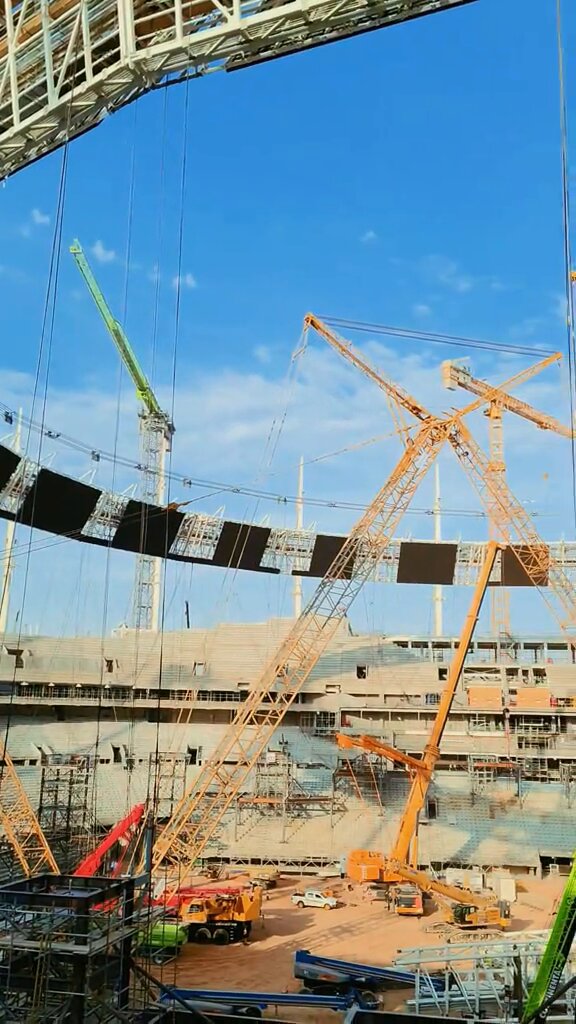 بعد اكتمال رفع الحلقة الفولاذية في استاد مدينة الملك فهد الرياضية البدء باكمال تركيب الشاشة المحيطية
