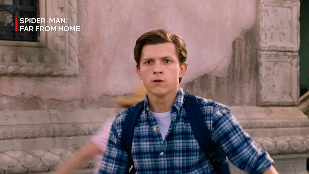 Spider-Man mau beraksi, tapi kostumnya ketinggalan. 🎬 Spider-Man: Far From Home