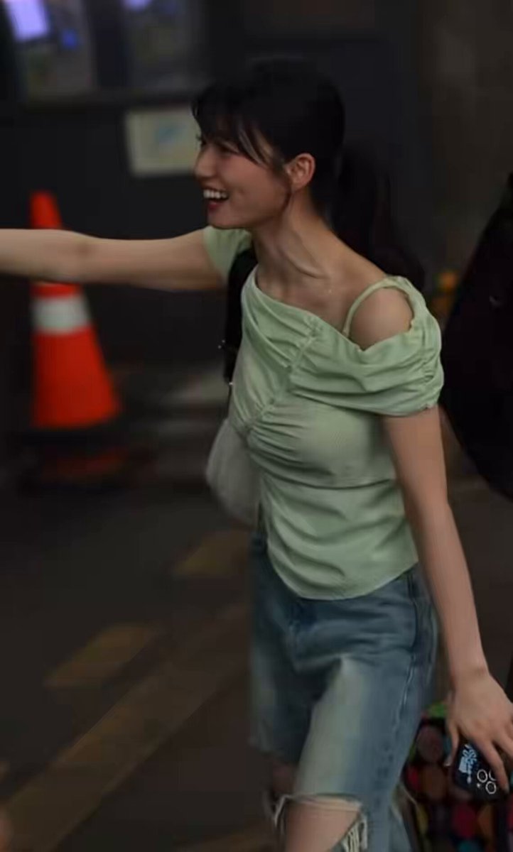 瀬戸環奈、最初はなんでこの人服着てるんだろうと思ったけど、服の上からでも伝わる抜群のスタイルやアレのデカさ、そしてふとした瞬間に垣間見える肌に気づいてしまうと寧ろこの人は着衣のほうがエロいのかもしれないと思うようになった
