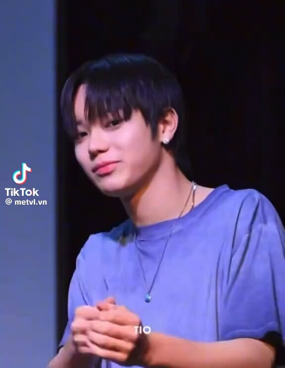 this ohyul pose omg🥺🥺🥺 the cutest person ever!!