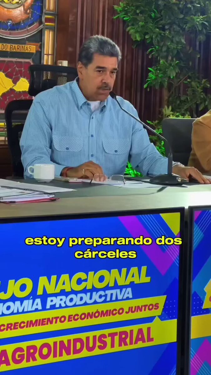 #Venezuela. 📢 Tal dia como hoy, 1 de Agosto pero del 2024, hace tan solo 2 años, Nicolas Maduro "El Reo", despues de robarse las elecciones decia lo siguente y por favor vean el video, porque esta prohibido olvidar el sufrimiento por el que han pasado y siguen pasando los Venezolanos: "Estoy preparando dos cárceles, que debo tener listas en 15 días, ya estaban preparándose (Tocorón y Tocuyito), carceles de maxima seguridad".... Nicolas personalmente ordenó la remodelacion de dichas carceles, para, en el marco de la Represion Sistematica Generalizada contra la poblacion civil, transformarlas en Campos de Concentracion y Torturas de ciudadanos venezolanos y algunos extranjeros. Nicolas Maduro tenia PLANIFICADO ROBARSE las Elecciones como siempre, fuera cual fuera el resultado, y para esto, necesitaba encarcelar a todo el que saliera a manifestar aquellos primeros dias despues del 24J para que le respetaran su voto. Persiguió a miembros y testigos de Mesa, a activistas y lideres politicos, periodistas, abogados, a niños, jovenes, mujeres y hombres que salieron en masa a decirle ya basta de alguna forma. En Tocoron y Tocuyito, se instaĺó el SESMAS, integrado por funcionarios del DGCIM y Asuntos Penitenciarios creado por Nicolas. En estas 2 carceles, el Casla Institute recaudó cientos de testimonios de victimas de Crimenes de Lesa Humanidad señalados en nuestro Informe Anual del 2025. ➡️ Mas de 2000 personas estuvieron presas en condiciones INHUMANAS entre las dos carceles ➡️ Fueron Torturadas Fisica y Psicologicamente ➡️ Torturadas en masas, de forma grupal ➡️ Castigadas vilmente en jaulas de castigo como animales ➡️ Sometidas a privación de alimentos e hidratacion, asi como al aseo personal para que se sintieran como despojos humanos. ➡️ Incomunicados de familiares y abogados. Privados de su derecho a la defensa ➡️ Custodios provocaron una ola de intentos de suicidios al someter a las victimas a torturas psicologicas continuas y perdida de la esperanza de salir de esos antros. Maduro preparó su golpe con tiempo. Y dijo que a quien se opusiera les salia Tocoron y Tocuyito... Pues a Nicolas el Reo le salió el Centro de Detención Metropolitano (MDC) en Brooklyn, Nueva York.‼️ Bien preso que esta la parejita esa, pero no viviendo el horror de sus 2000 victimas en esos 2 antros de Tortura, Hambre, y Crueldad, ellos tienen agua, comida sin gusanos ni podrida, ropa limpia, y pueden hacer llamadas y hablar con sus abogados. Todo se revierte.. Todavia quedan mas de 500 presos politicos repartidos en los centros de tortura de la estructura criminal al mando en Venezuela. Sometidos a torturas fisicas y psicologicas Privados de atencion medica oportuna y especializada #TodoslosPresosPoliticosDebenSerLiberados ‼️‼️.
