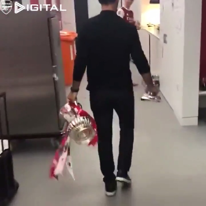 Mikel Arteta bringing the FA Cup trophy, his first trophy as Arsenal manager, back to the dressing room at Wembley to begin the celebrations, on this day in 2020. ❤️🏆
