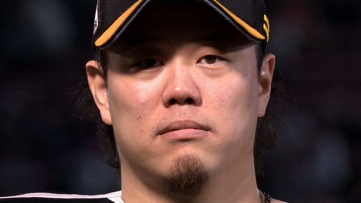 #上茶谷大河 マイクと衝突💥 カメラ目線は外さない👀 #sbhawks #ベースボールLIVE で配信中[初月無料]