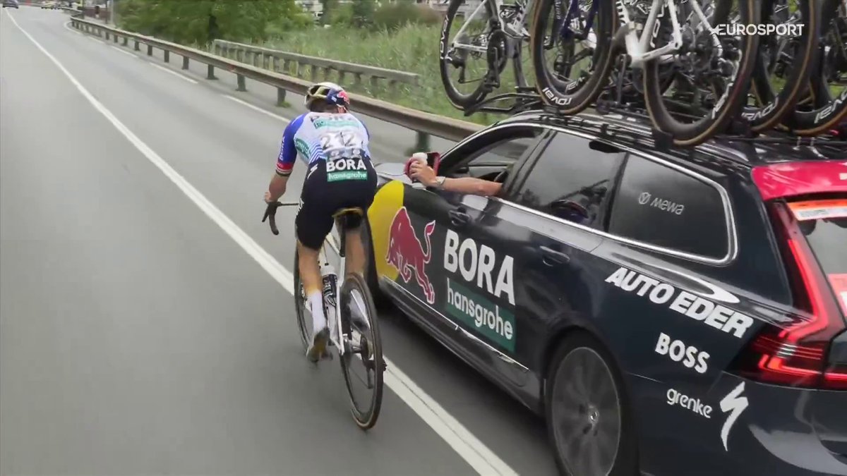 #Klasikoa2026 Es normal que hayan llamado la atención al vehículo de su equipo, pero me resulta curioso cómo también los jueces se han preocupado por que el resto de la caravana no condujera a Remco hasta la cola del grupo. Sigo perplejo con que Red Bull se haya desentendido y prefiera no parar a nadie. Se le puede estar yendo la carrera.