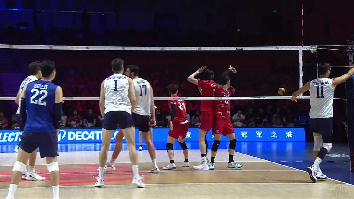 #VNL2026: 🇺🇸 JAKE HANES IS ON FIRE! 🔥 The USA opposite keeps finding answers in this thrilling semifinal. 💥 📺 LIVE NOW on VBTV: 🏐 #BePartOfTheGame #Volleyball #VNLFinals