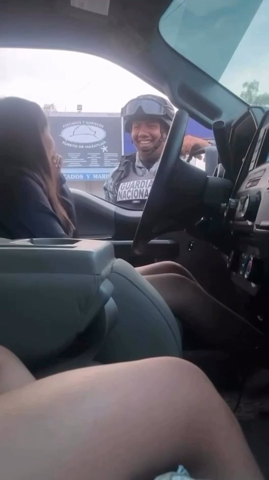 Se viralizó un video donde una niña de 13 años manejaba una camioneta y fue parada por la Guardia Nacional de México 🇲🇽, la dejaron seguir como si nada 💀