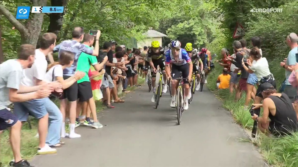Vienen como una moto del Tour. 🧨 Evenepoel arranca a 8km de meta y se la jugará ante un imperial Carapaz, el único capaz de resistir ante el belga #Klasikoa2026 | #LaCasadelCiclismo
