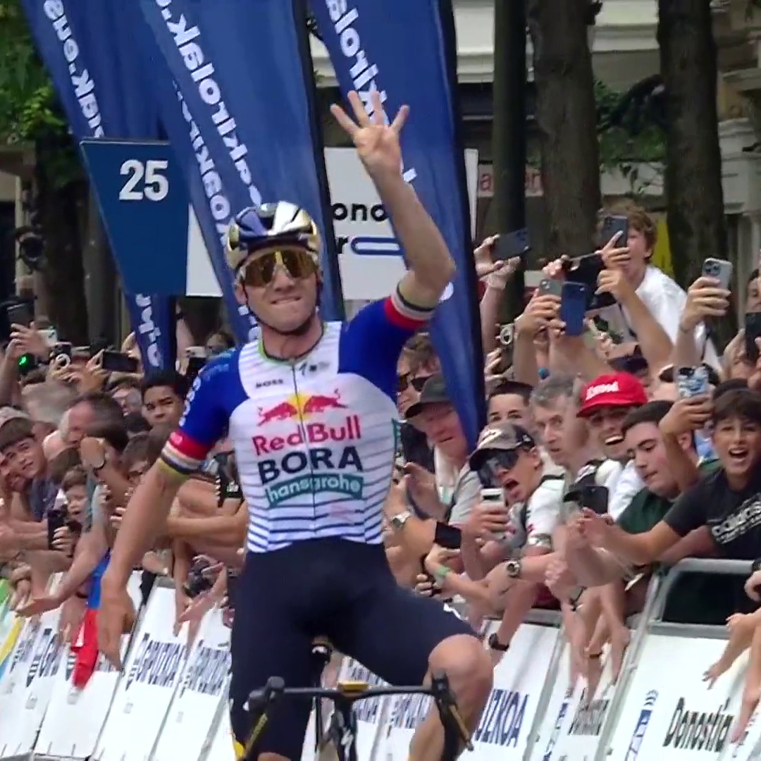 Pᴜɪssᴀɴᴄᴇ 4⃣ ! Au terme d'une superbe bataille avec Carapaz, Evenepoel s'offre une quatrième victoire sur la Clasica San Sebastian, un record 👏