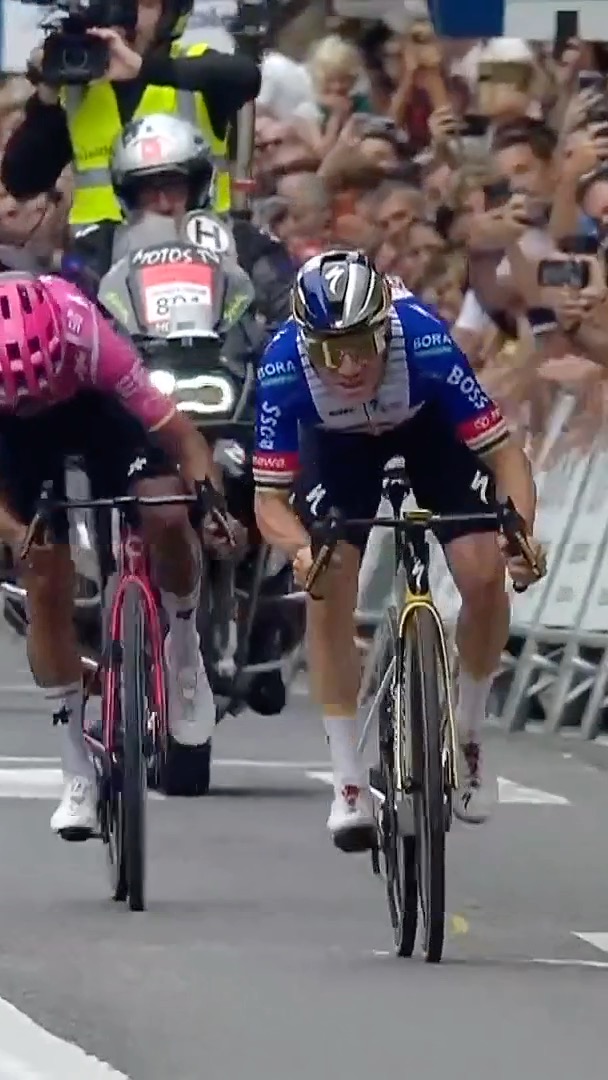 Beast sprint by Remco after 220 km in the saddle, Carapaz stood no chance (especially after all those pulls LOL). Now let's try to repeat this against Pogi in Montreal. 💪