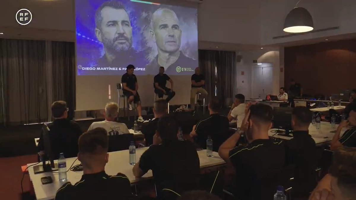 Árbitros 🤝🏻 entrenadores Diego Martínez y Paco López participan en el seminario de Primera División ℹ️ CTA | #ArbitrajeRFEF