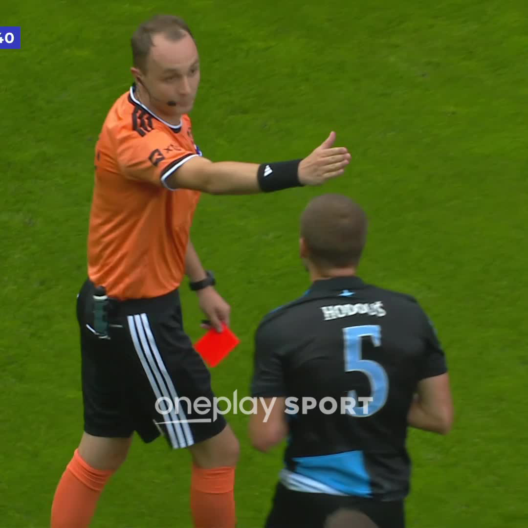 Zápas jako z hororu pro Liberec! 🫣 Další červenou kartu za poločas viděl tentokrát Petr Hodouš a Severočeši se budou bránit v osmi lidech v poli. 🆘 #OneplaySport | #ChanceLiga