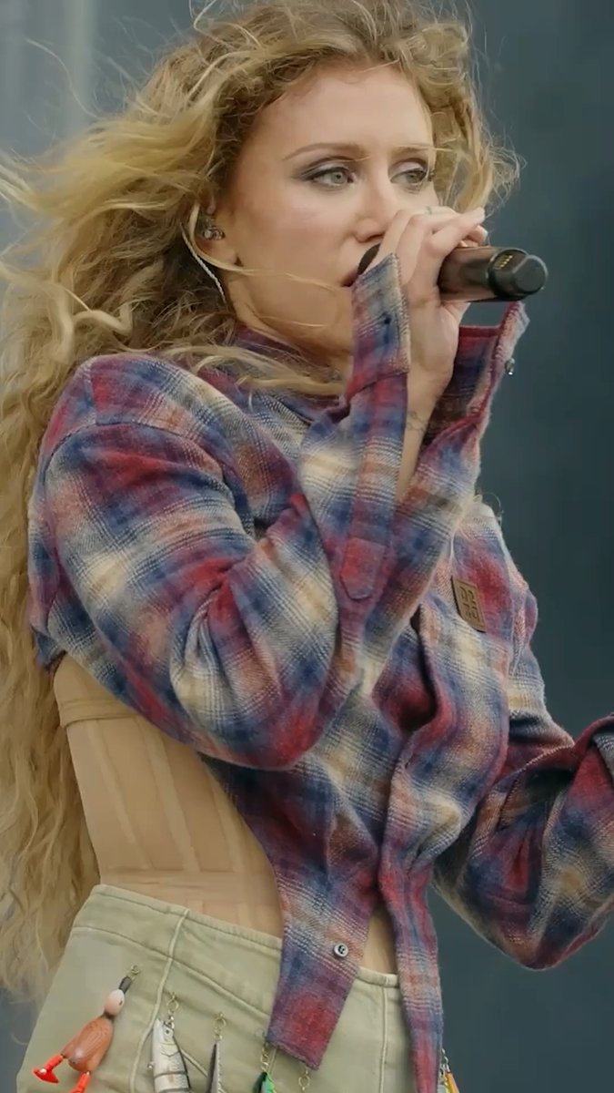 Slayyyter stuns while performing her new single “brand new chanel$” at Lollapalooza.