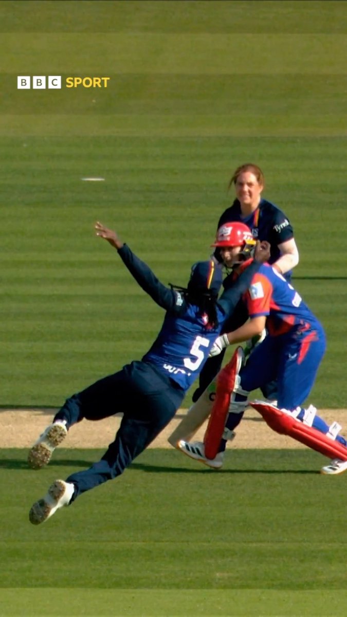This one-handed grab from London Spirit's Deandra Dottin! 😮‍💨