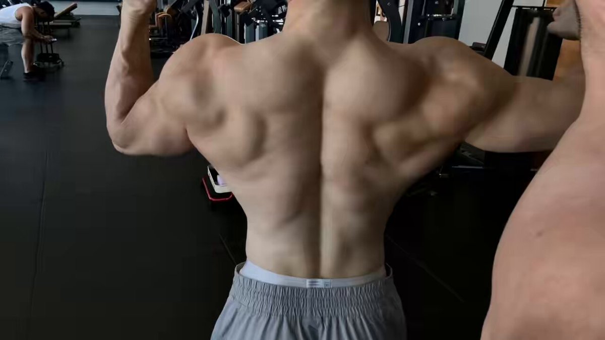 自然健身9年，是你们要的背吗？#健身 #背部训练 #肌肉 #猛男 #力量