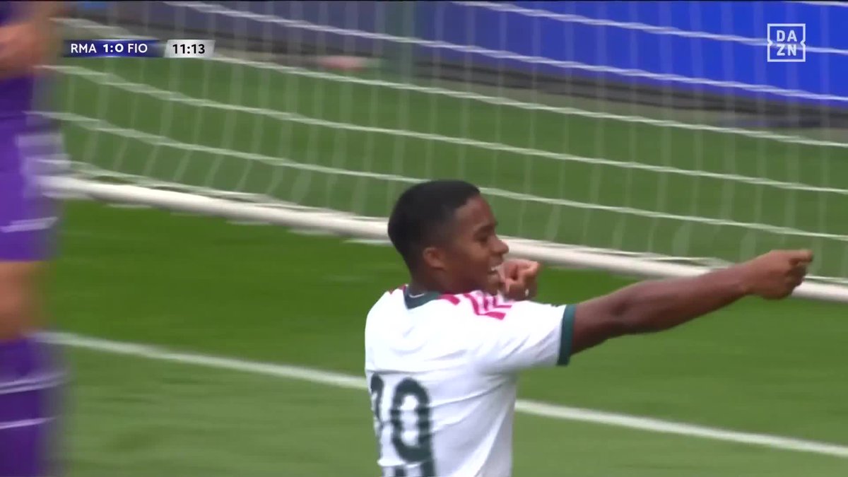 Endrick marcando na primeira chance contra a Fiorentina.