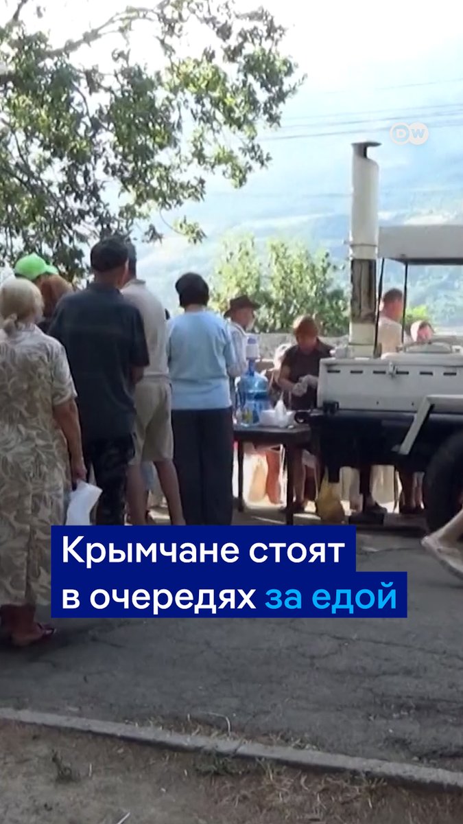 В Крыму дефицит жизненно важных вещей: продуктов, воды, электричества, бензина. На полуострове развернули полевые кухни - люди стоят в очередях за едой. Видео из Массандры