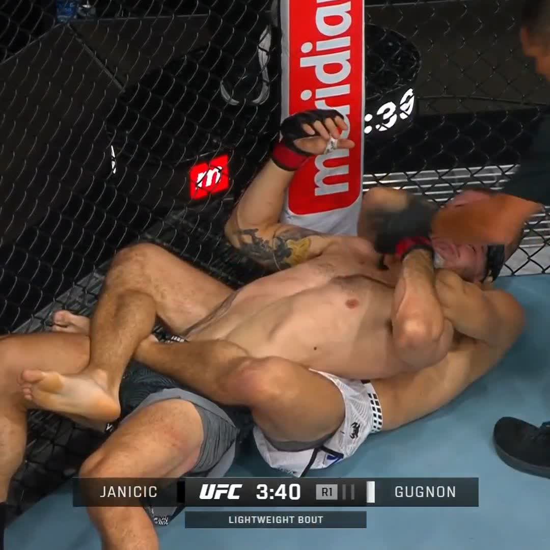 💪 Il est venu installer la clim à la Belgrade Arena Noah Gugnon s'impose par soumission au premier round 📺 Regardez l’#UFCBelgrade EN DIRECT sur 🇫🇷 la chaine Twitch de RMC Sport et 🇧🇪 VOOSport World