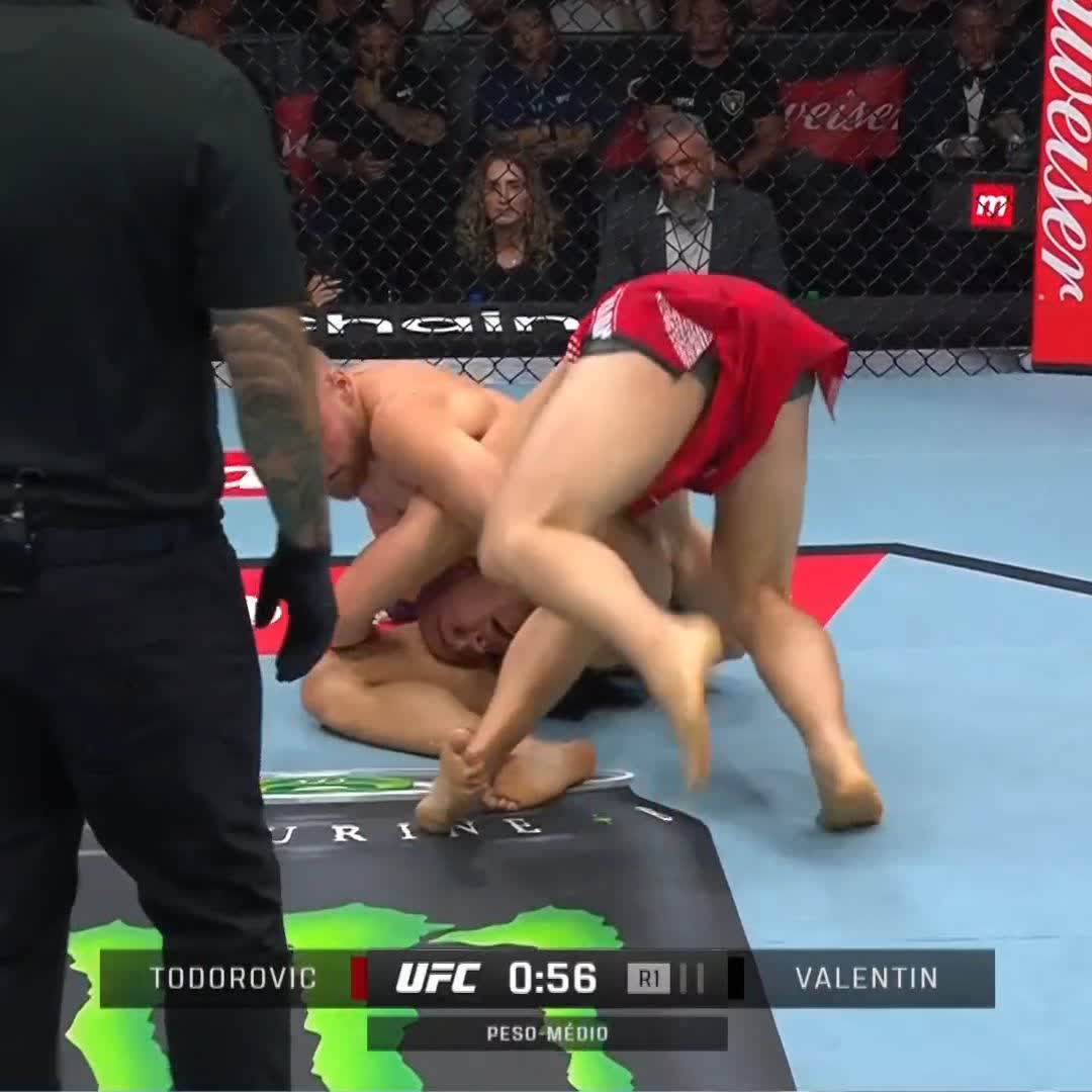 Alto nível no chão! 🔥 Robert Valentin vence Dusko Todorovic por finalização no primeiro round! 💪 [ #UFCBelgrado | Ao vivo somente no @ParamountPlusBR ]