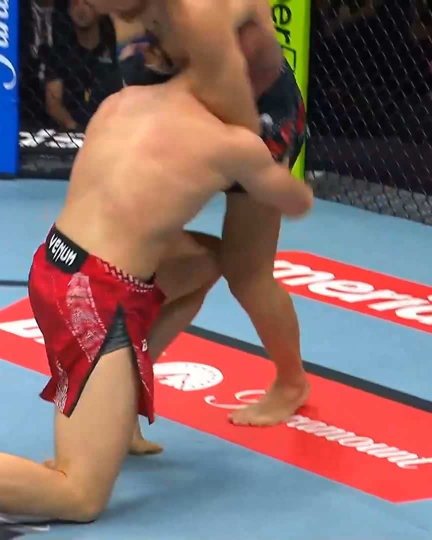 THE WARRIOR SPIRIT 😤 Robert Valentin MMA locks up the guillotine in RD1! [ #UFCBelgrade | LIVE NOW on @ParamountPlus ]