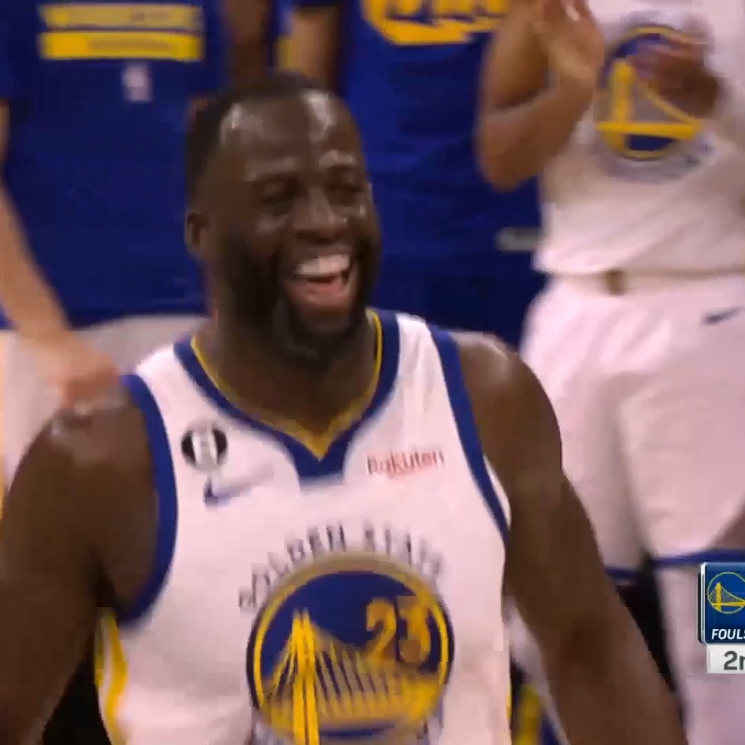 Don’t blink 👀 Draymond’s mastered the art of the fake dribble handoff