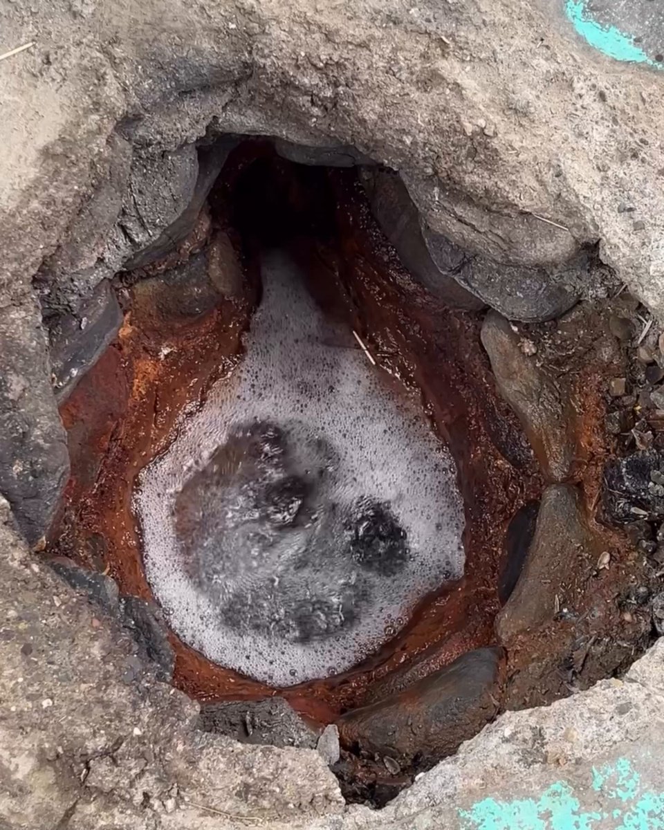 Gürcistan’da bulunan su, gaz nedeniyle ateşe sebep olarak görenleri şaşırtıyor.