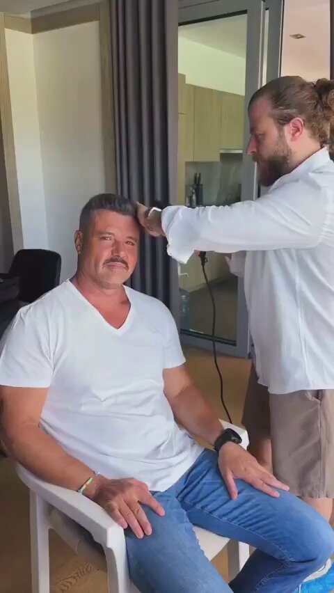 Sadettin Saran imaj değiştirdi; bıyık bıraktı, saçlarını boyattı.