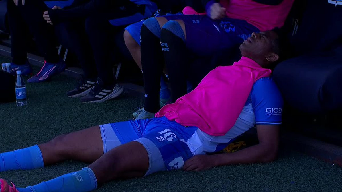 TERMINÓ EXHAUSTO: Moreno, jugador de Estudiantes de Río Cuarto, dejó el campo de juego durante el segundo tiempo del empate 0-0 entre el León y Banfield por la fecha 3 de la Zona B del #TorneoClausura.