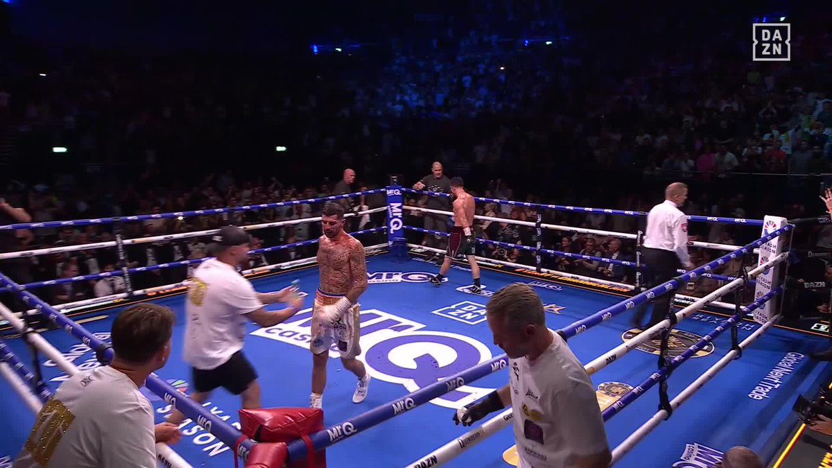 WOW HUGE BODYSHOT!! Mark Chamberlain goes down in round 7‼️ #OLearyChamberlain | LIVE NOW on DAZN ▪️