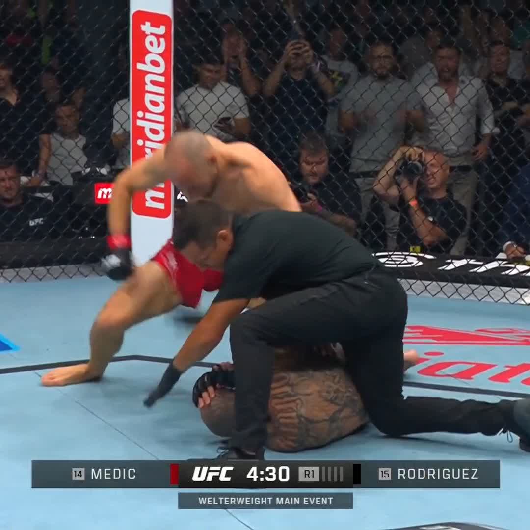 A sold out arena at #UFCBelgrade 🇷🇸 Amazing scenes 🚀 They even got flares going in the arena 🤯